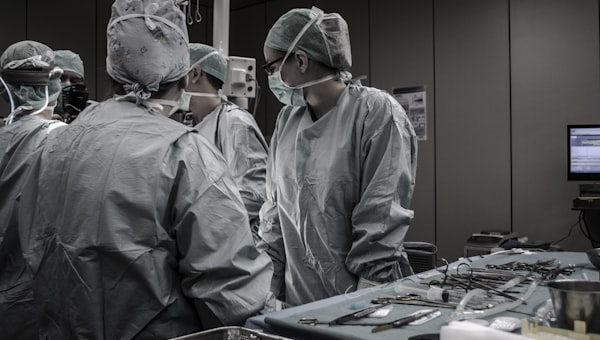 Equipo médico del Centro Urológico de Alta Especialidad en CDMX realizando procedimiento urológico